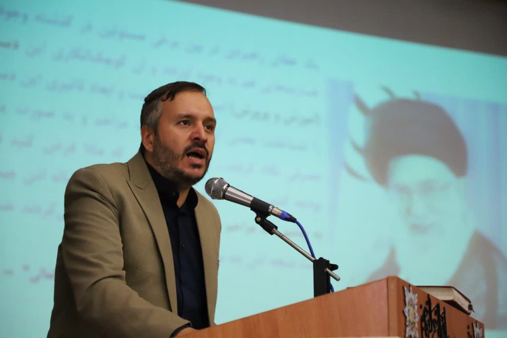 سجاد شریعتی در حال توضیح درباره مزایای اقتصادی پنل خورشیدی