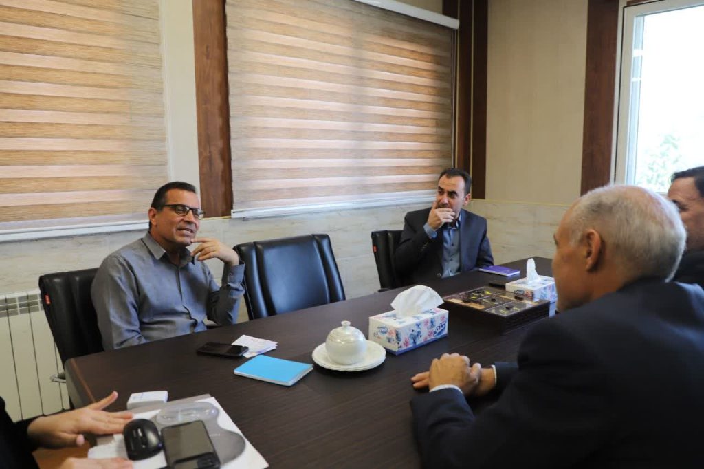 تصویر گفت‌وگوی سرپرست نوسازی مدارس استان مرکزی و مسئولان خنداب
