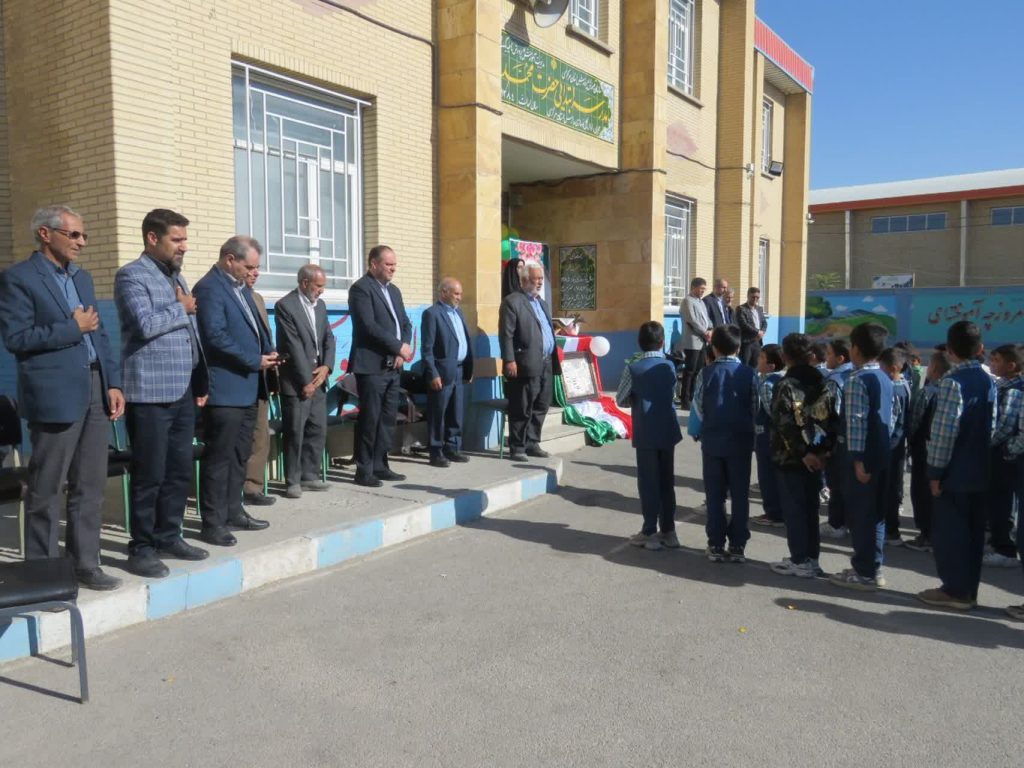 حضور دانشآموزان در برنامه فرهنگی تقدیر از خیر نیکاندیش