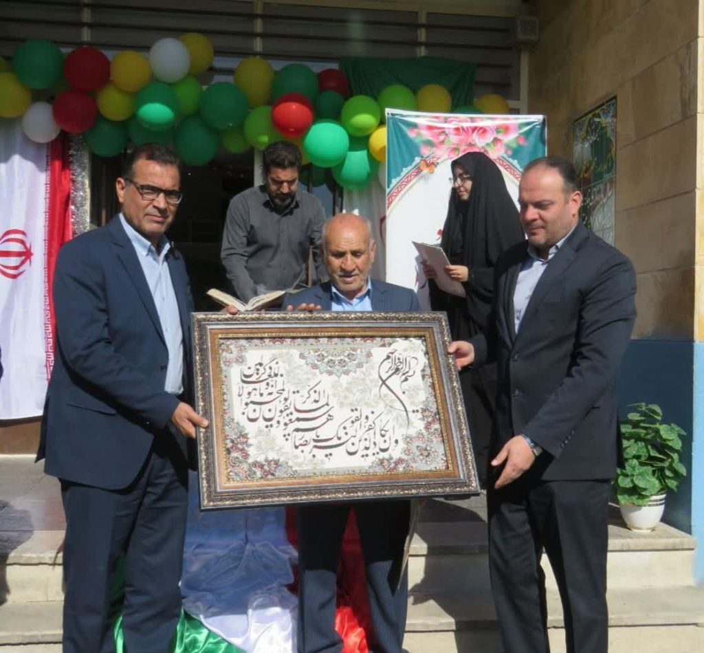 عکس یادگاری خیر مدرسهساز و مدیران آموزش و پرورش اراک