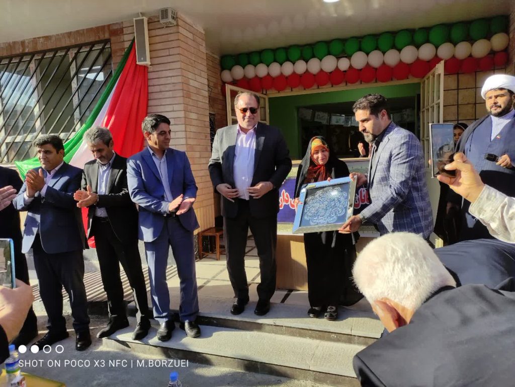 نمای افتتاح مدرسه ۶ کلاسه ساوه با حضور مسئولان و بانوی خیر