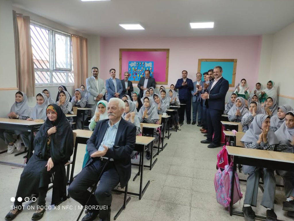 بانوی فرهنگی نیکوکار در کنار دانشآموزان مدرسه جدید ساوه